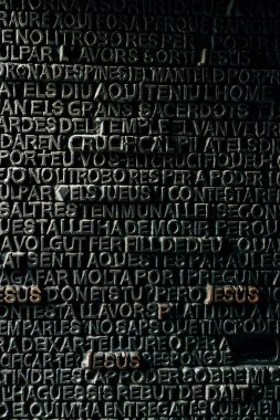 Dini temalar üzerine İncil 'den alıntılarla dolu duvarın düzlemine eklenmiş mektuplar..