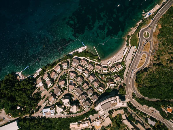 Budva, Montenegro - 07 de junio de 2020: Complejo Dukley Gardens en Budva, Montenegro. Disparo aéreo con drones . —  Fotos de Stock