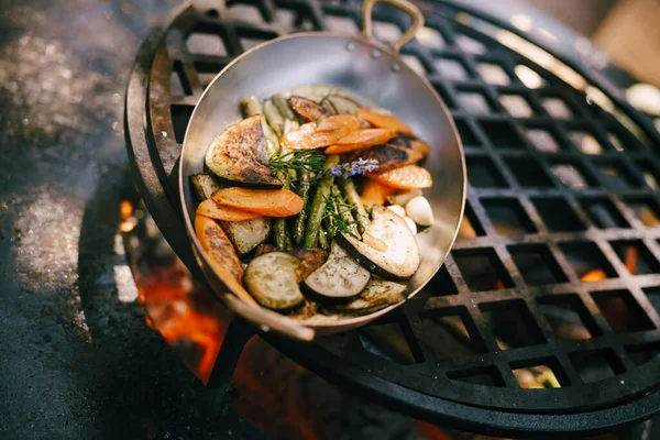 Nahaufnahme der Pfanne mit gegrilltem Gemüse. — Stockfoto