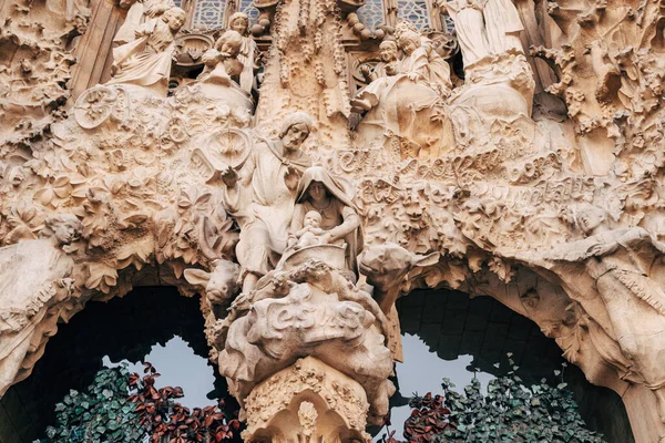 Sagrada Familia binasının ön cephesinde heykeller ve heykeller. — Stok fotoğraf