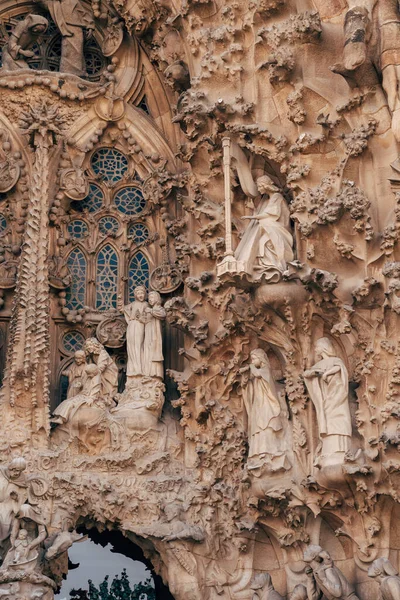 Skulpturer och statyer på fasaden av Sagrada Familia byggnaden. — Stockfoto