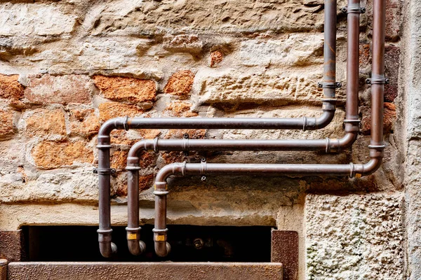 Metalen buizen van de waterpijp aan de muur. — Stockfoto