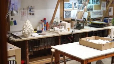 Sagrada Familia 'da mimarlık atölyesi. Resimli masaüstleri ve kağıt hamuru.