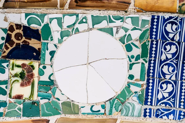 Primer plano Mosaico Antonio Gaudí en el Parque Güell, Barcelona —  Fotos de Stock