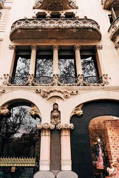 The house of Llieo i Morera is a six-story residential building in Barcelona, a masterpiece of Catalan modernism, one of the most significant works of Luis Domenech i Montanera. — Stock Photo, Image