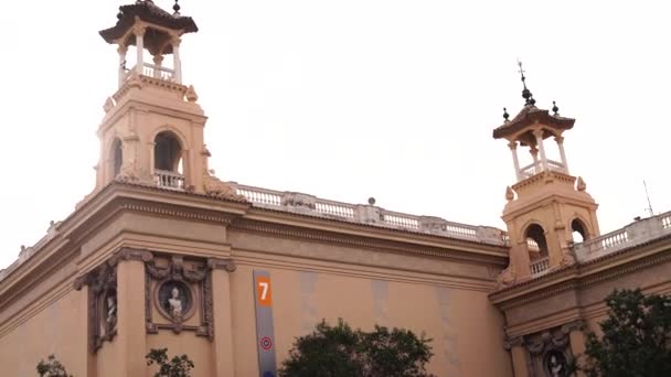 Edificios en la plaza cerca de la Fuente Monjuic . — Vídeo de stock
