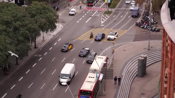 Bilar på vägen nära Plaza de Espana i Barcelona. — Stockvideo