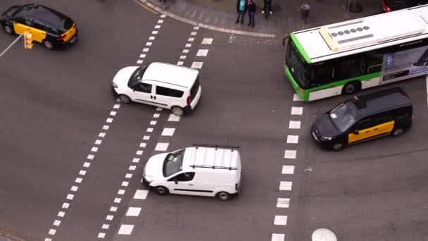 Αυτοκίνητα στο δρόμο κοντά στην Plaza de Espana στη Βαρκελώνη. — Αρχείο Βίντεο