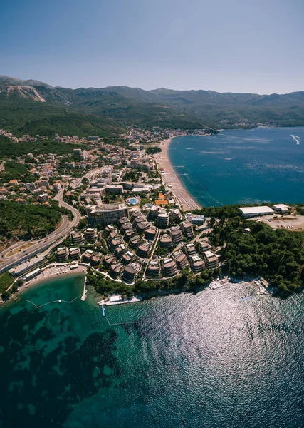 Budva, Montenegro - 07 de junho de 2020: Dukley Gardens complex in Budva, Montenegro. Drone aéreo disparado . — Fotografia de Stock