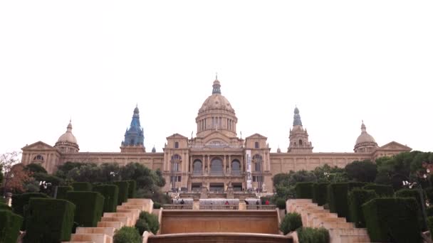 スペイン・バルセロナの国立宮殿。スペインの広場メアリー・クリスティーナの女王のエスプラネード・アベニダの端にあるモンジュイック山の公共宮殿. — ストック動画