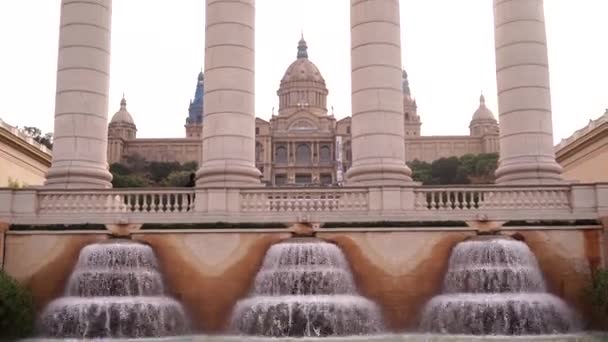 Palácio Nacional em Barcelona, Espanha. Um palácio público no Monte Montjuic no final da esplanada-avenida da rainha de Mary-Cristina, Praça da Espanha . — Vídeo de Stock