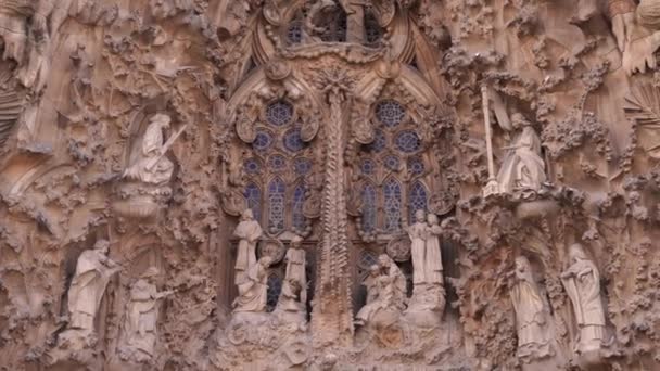 The facade of the Christmas Sagrada Familia in Barcelona. — Stock Video