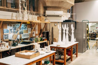 Barselona, İspanya - 15 Aralık 2019: Sagrada Familia 'da mimarlık atölyesi. Resimli masaüstleri ve kağıt hamuru.