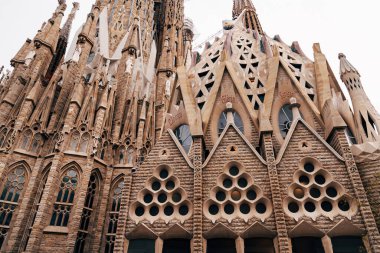 Sagrada Familia binasının ön cephesinde heykeller ve heykeller.