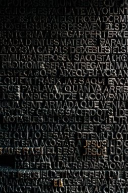 Kelime İsa - Barselona 'da Antoni Gaudi tarafından inşa edilen Sagrada Familia Katolik Kilisesi' nin ana kapısındaki yazının ayrıntıları