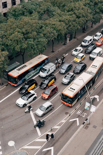 Coches en la carretera cerca de Plaza de España en Barcelona . — Foto de Stock