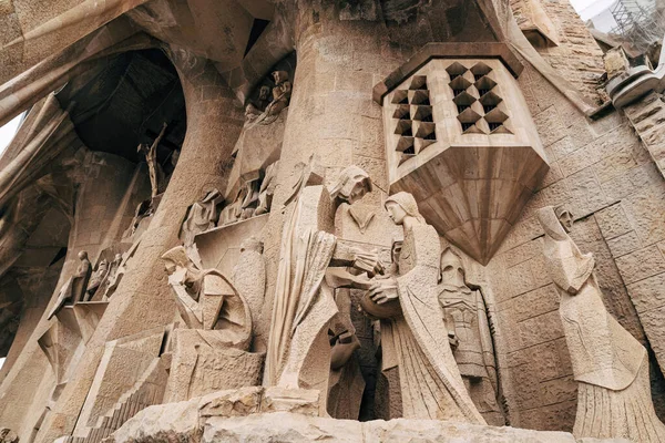 Sagrada Familia binasının ön cephesinde heykeller ve heykeller. — Stok fotoğraf