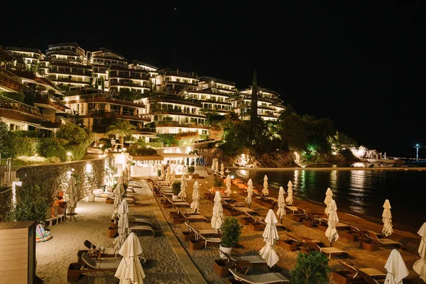 Budva, Karadağ - 07 Haziran 2020: Budva, Karadağ 'daki Dukley Gardens kompleksi.