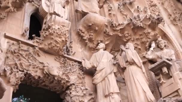 De gevel van de Sagrada Familia Kerstmis in Barcelona. — Stockvideo