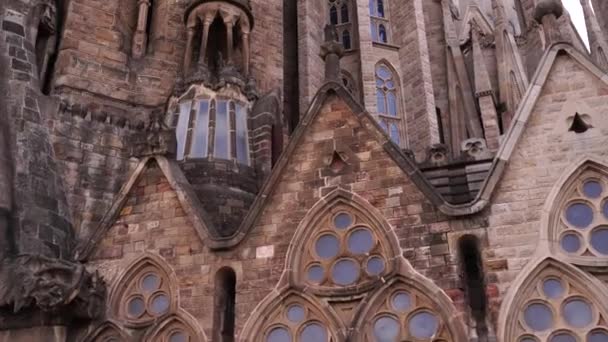 La facciata della Sagrada Familia di Natale a Barcellona. — Video Stock