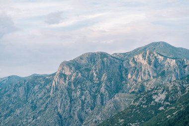 Karadağ 'ın Boka Kotorska kentindeki Kotor Körfezi' ndeki kayalık dağların tepeleri.