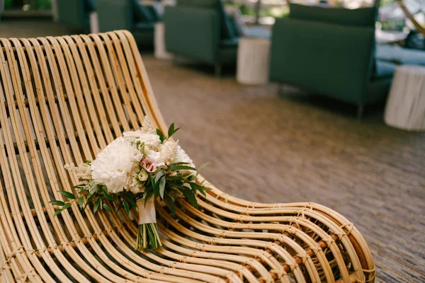 Ramo nupcial de peonías blancas, rosas, eustoma rosa, astilbe y ramas de eucalipto en una silla de paja —  Fotos de Stock