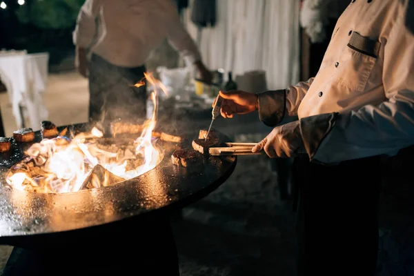 Le cuisinier mesure la température du steak avec un thermomètre sur le gril. — Photo