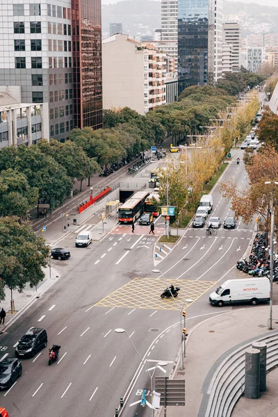 Bilar på vägen nära Plaza de Espana i Barcelona. — Stockfoto