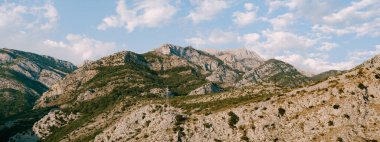 Karadağ 'ın Boka Kotorska kentindeki Kotor Körfezi' ndeki kayalık dağların tepeleri.
