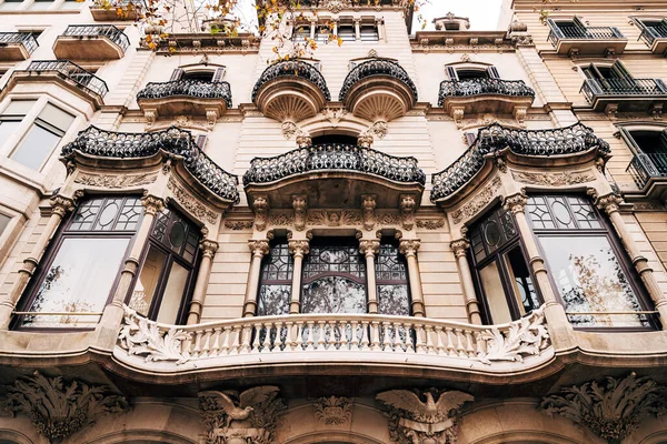 Дом Ло и Мореры - шестиэтажный жилой дом в Барселоне, шедевр каталонского модерна, одна из самых значительных работ Луиса Доменека и Монтанеры . — стоковое фото