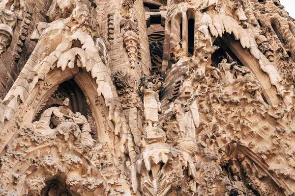 Sagrada Familia binasının ön cephesinde heykeller ve heykeller. — Stok fotoğraf