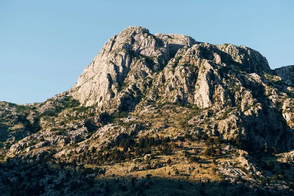 Felsiger Berggipfel über der Altstadt von Kotor in Montenegro. — Stockfoto