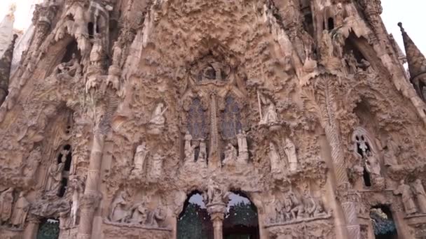 Η πρόσοψη της Χριστουγεννιάτικης Sagrada Familia στη Βαρκελώνη. — Αρχείο Βίντεο