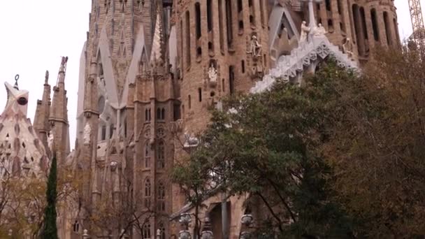 Passionernas fasad - Sagrada Familia i Barcelona. — Stockvideo