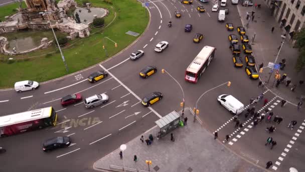 Barcelona 'daki Plaza de Espana yakınlarındaki yolda arabalar.. — Stok video