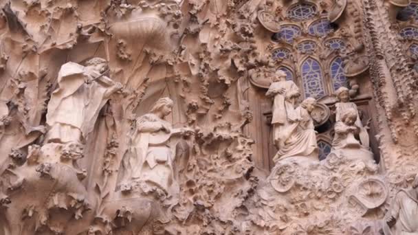 De gevel van de Sagrada Familia Kerstmis in Barcelona. — Stockvideo