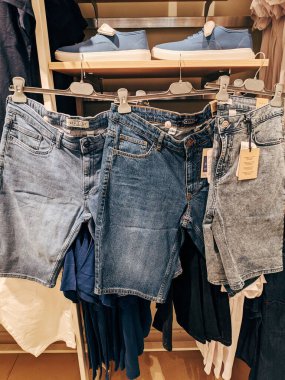 Podgorica, Karadağ - 02 Temmuz 2020: Bir giyim mağazasında Denim şortu.