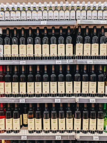 Podgorica, Montenegro - 02 de julho de 2020: Stand supermarket com garrafas de vinho Plantaze . — Fotografia de Stock