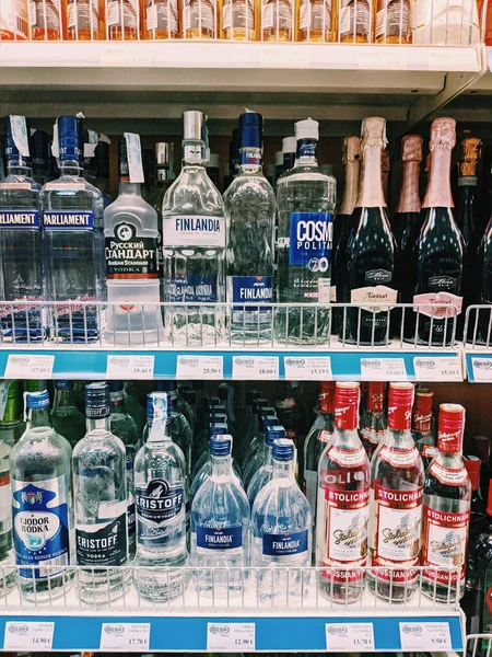 Подгорица, Черногория - 02 июля 2020: Бутылки водки на полках в супермаркете в Европе . — стоковое фото