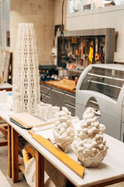 Barselona, İspanya - 15 Aralık 2019: Sagrada Familia 'da mimarlık atölyesi. Resimli masaüstleri ve kağıt hamuru.