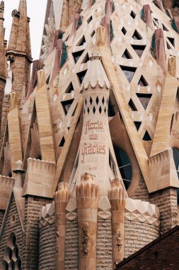 Sagrada Familia binasının ön cephesinde heykeller ve heykeller.