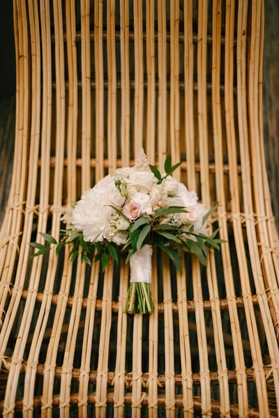 Ramo nupcial de peonías blancas, rosas, eustoma rosa, astilbe y ramas de eucalipto en una silla de paja —  Fotos de Stock