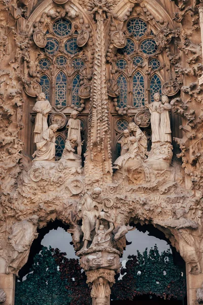 Sagrada Familia binasının ön cephesinde heykeller ve heykeller. — Stok fotoğraf