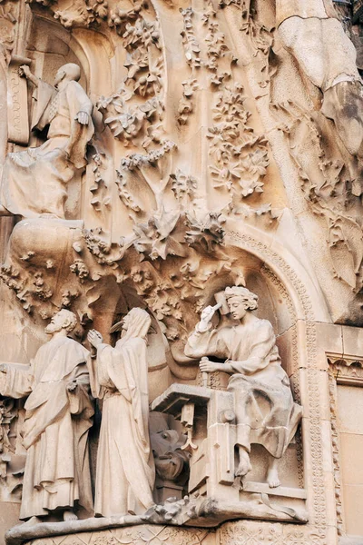 Sculptures et statues sur la façade du bâtiment de la Sagrada Familia. — Photo