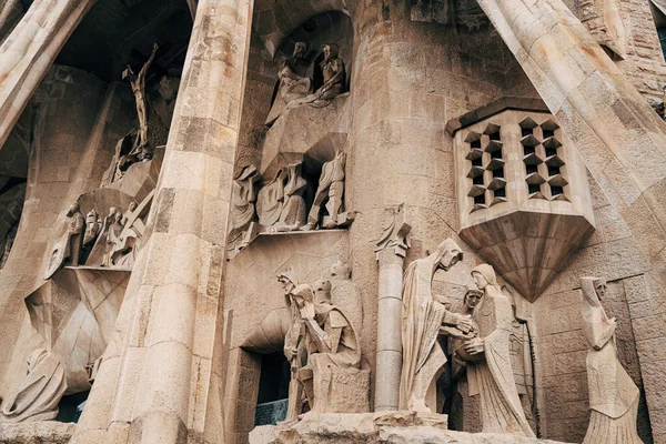 Skulpturen und Statuen an der Fassade des Gebäudes Sagrada Familia. — Stockfoto