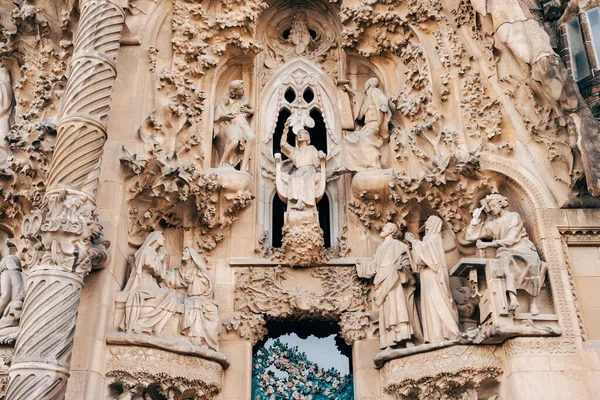 Sagrada Familia binasının ön cephesinde heykeller ve heykeller. — Stok fotoğraf