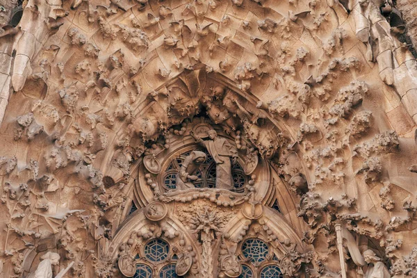 Sochy a sochy na fasádě budovy Sagrada Familia. — Stock fotografie