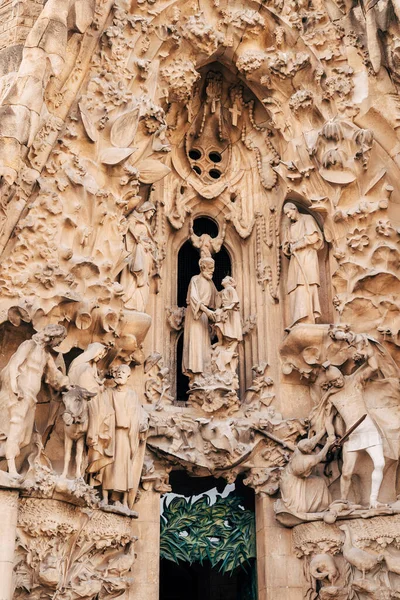 Sochy a sochy na fasádě budovy Sagrada Familia. — Stock fotografie