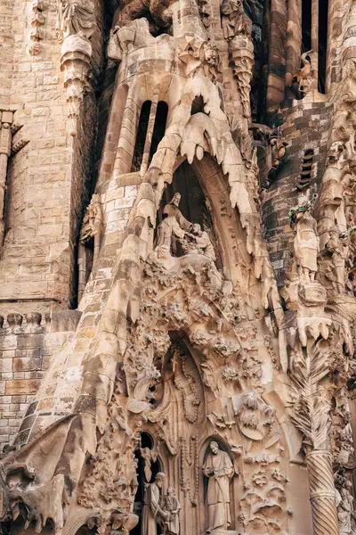 Esculturas y estatuas en la fachada del edificio de la Sagrada Familia . — Foto de Stock