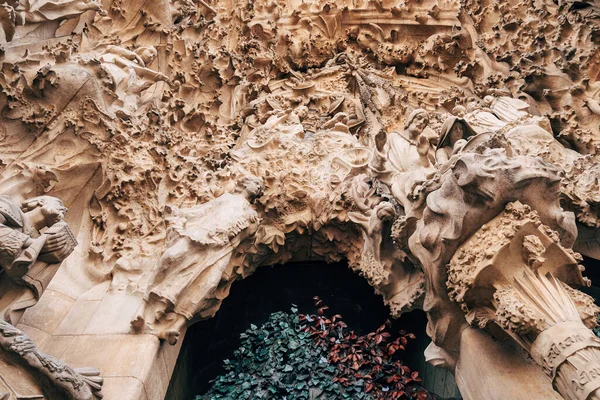 Sochy a sochy na fasádě budovy Sagrada Familia. — Stock fotografie